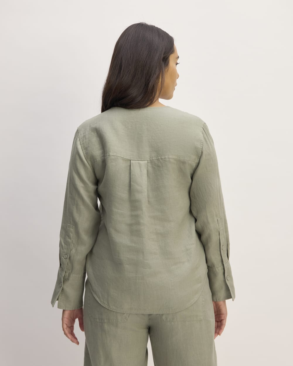 The Popover Shirt in Linen | Sage Green - Image 6