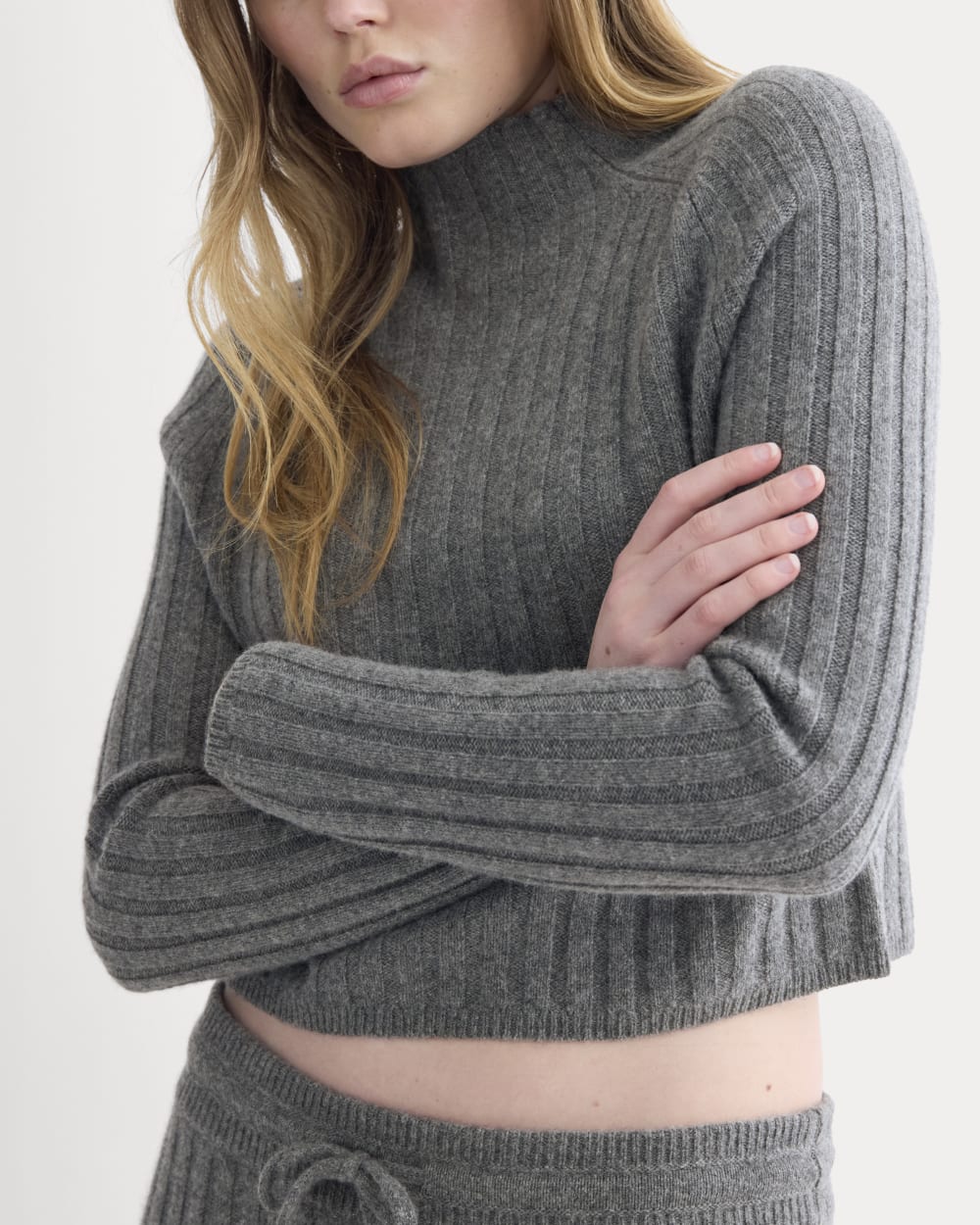 Funnel-Neck Cropped Sweater in Wool Cashmere | Heather Charcoal - Image 4