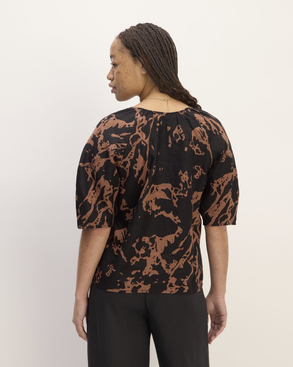 The Scoop Top in Linen | Carob Brown Abstract - Image 6